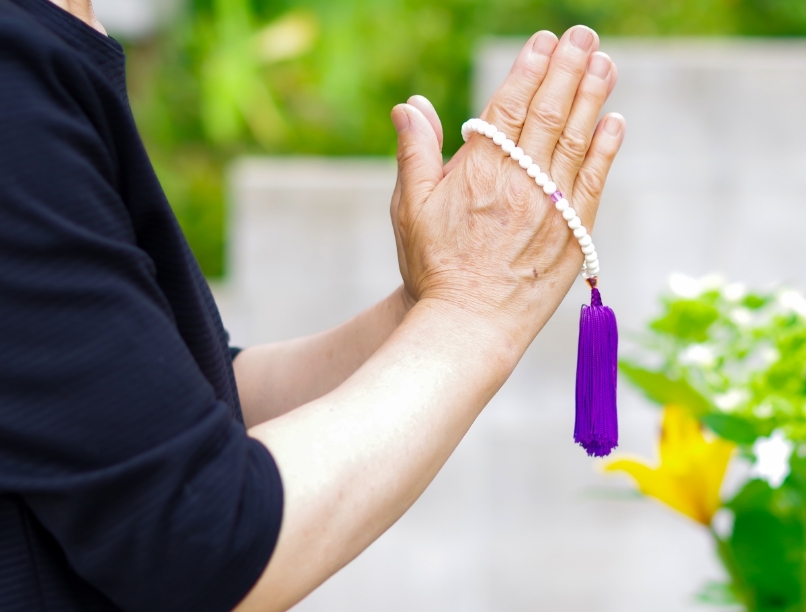 墓地で祈る女性の手元の写真